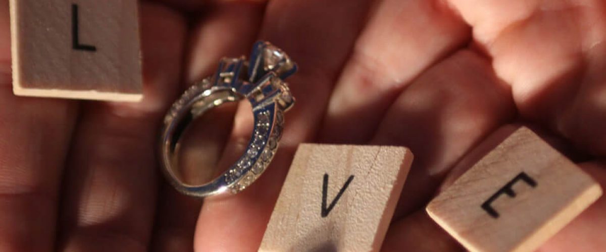Tout ce que vous devez savoir sur le mariage entre l’anneau et la bague de fiançailles